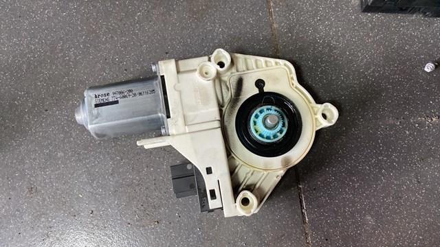 Мотор стеклоподъемника двери задней правой — фото 2