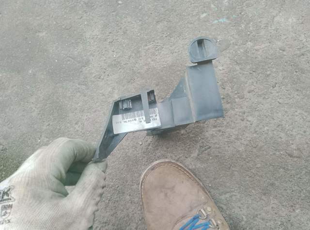 Кронштейн кріплення крила переднього правого, передній