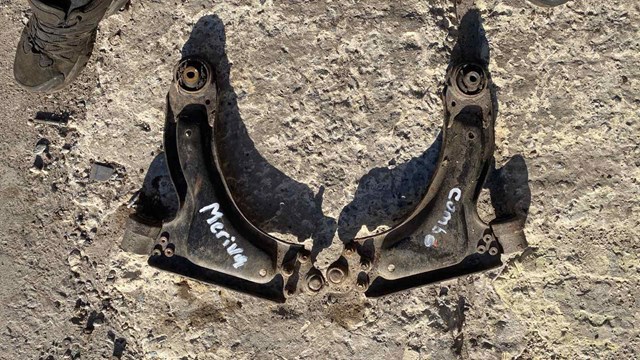 Рычаг передней подвески нижний правый