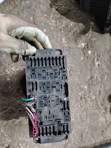 Блок реле предохранителей передний — фото 4