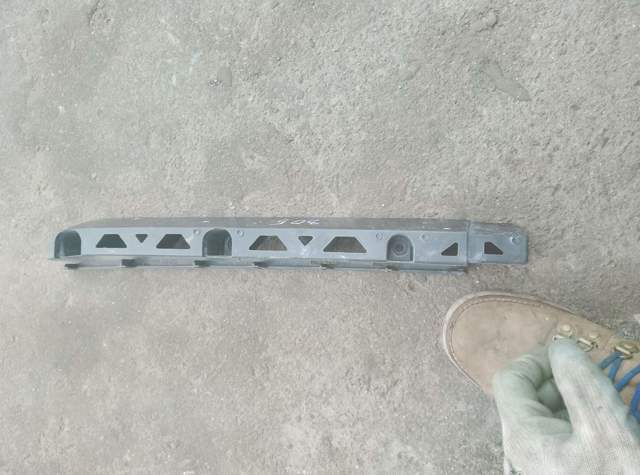 Направляюча заднього бампера, права — фото 3