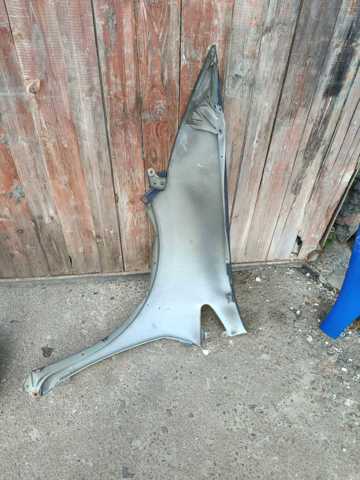 Крило переднє праве