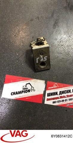 Петля двери передней правой — фото 2