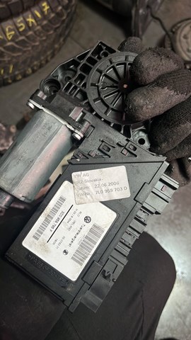 Мотор стеклоподъемника двери задней левой — фото 3