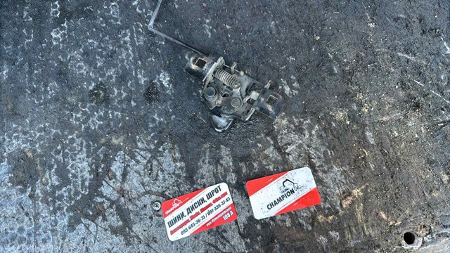 Замок капота