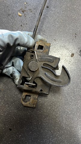 Замок капота — фото 2