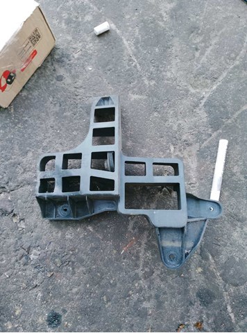 Кронштейн бампера заднього, правий — фото 2