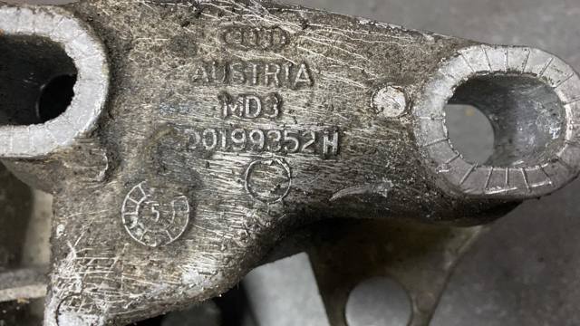 Кронштейн подушки (опори) двигуна, правої — фото 4