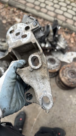 Кронштейн подушки (опоры) двигателя левой — фото 2