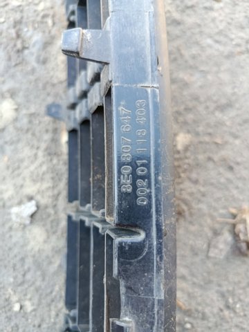 Решітка переднього бампера, центральна — фото 2