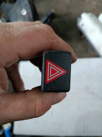 Кнопка ввімкнення аварійного сигналу — фото 5