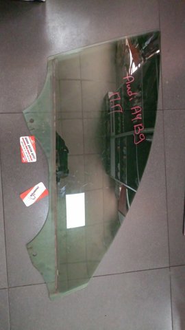 Скло передніх дверей, правою — фото 4