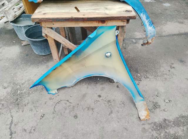 Крило переднє праве