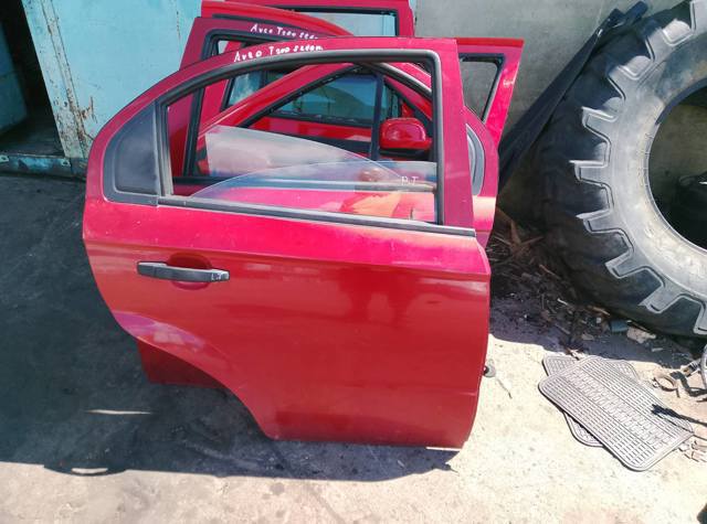 Двері задні, праві