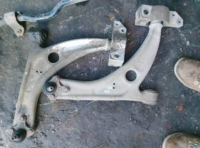 Рычаг передней подвески нижний левый