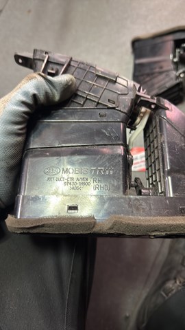 Дефлектор повітряний передній правий — фото 2