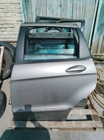 Скло задньої лівої двері-