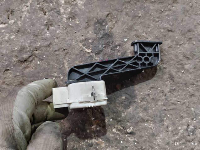 Замок відкривання лючка бензобаку — фото 8