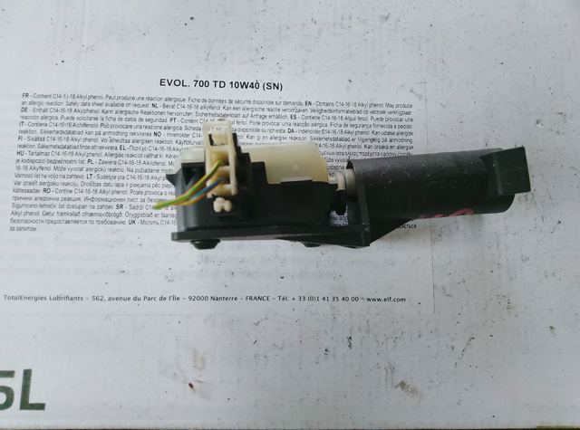 Замок відкривання лючка бензобаку — фото 3