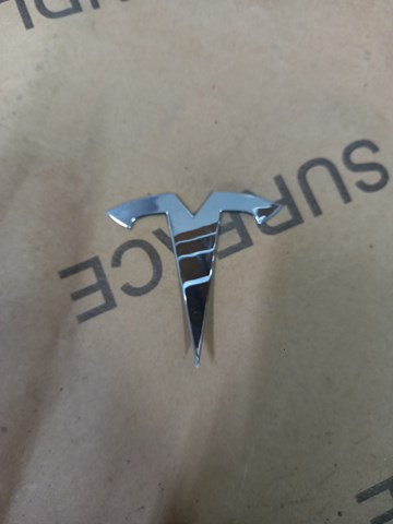 Фирменный значек на багажник 149495000A TESLA