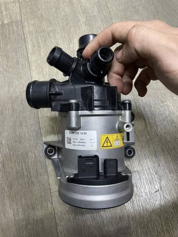 Помпа водяная, (насос) охлаждения A2562001400 MERCEDES