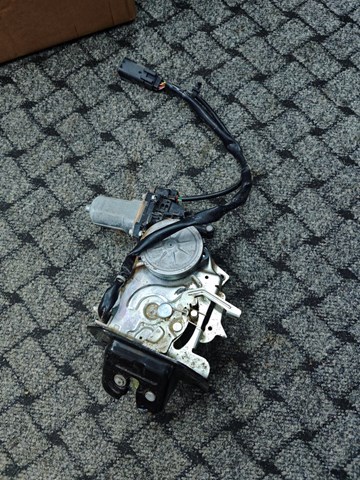 Замок и ручка двери задка EJ5Z7843150B FORD