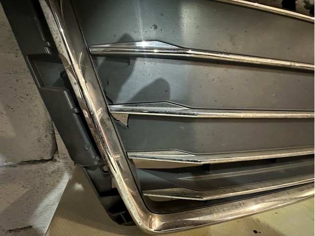 VAG 8W0853651BR Решетка радиатора в наличии Ужгород