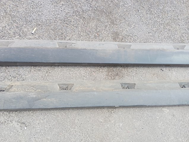 Накладка наружняя (молдинг) порога, правый 3C0853856B VAG