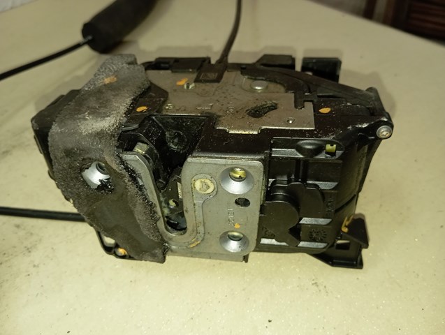 825035901R RENAULT Замок двери задней левой купить в Николаев