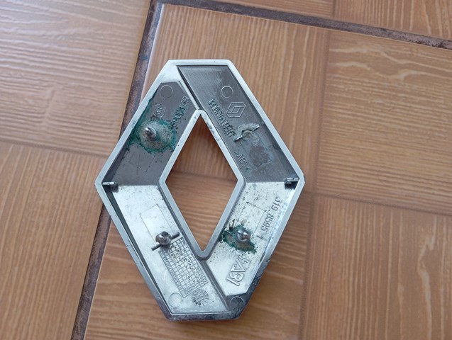908890016R RENAULT Эмблема крышки багажника (фирменный значок) купить в Каменское