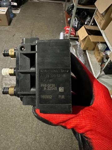 Блок клапанов регулируемой подвески A0993200258 MERCEDES