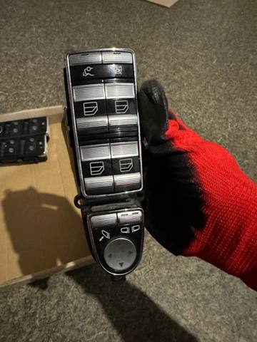 Кнопки переднего левого стекло подъёмника A1669054400 MERCEDES