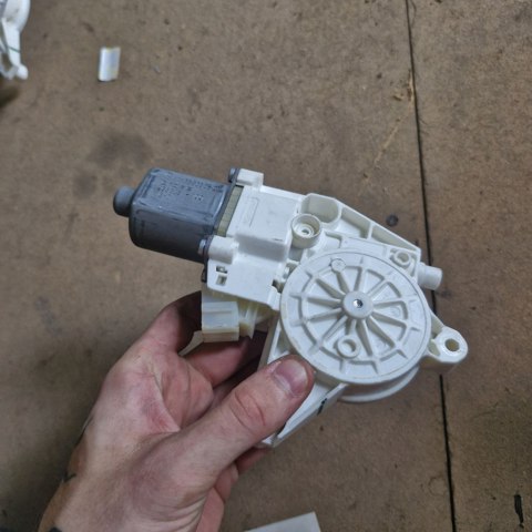 Моторчик стеклоподъемника двери задней, левой A1669060501 MERCEDES
