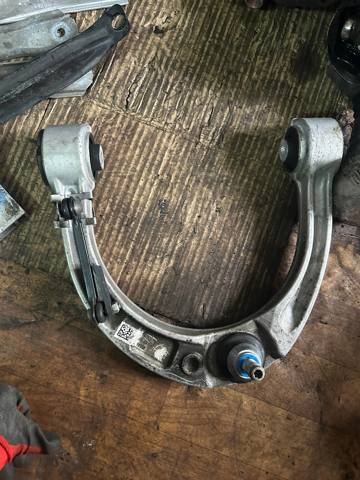 Рычаг передней подвески верхний, правый A1673301400 MERCEDES