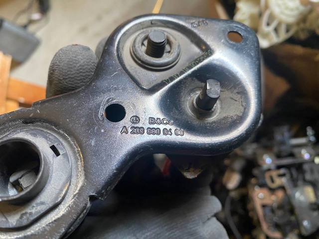 A2038800460 MERCEDES Замок капота купить в Львов