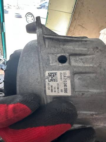 Правая подушка двигателя A2052406717 MERCEDES