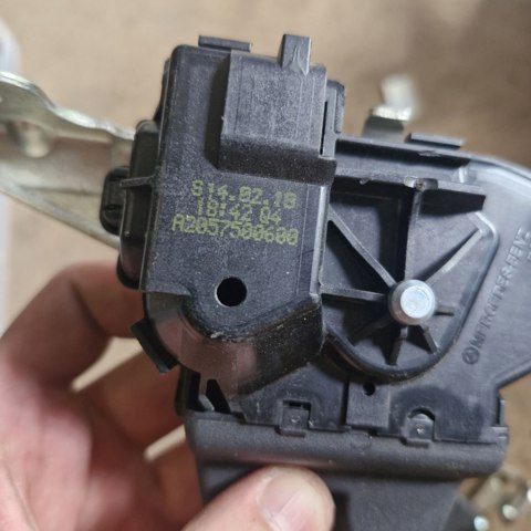 Замок задней двери A2057500600 MERCEDES