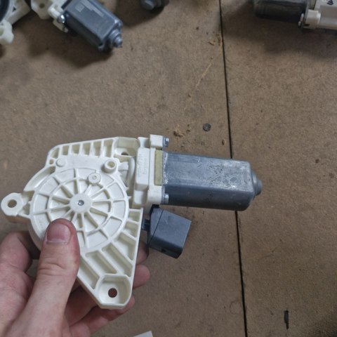 Моторчик стеклоподъемника двери задней, правой A2078200642 MERCEDES