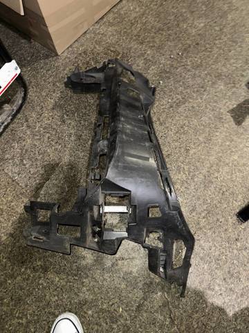 Левый кронштейн переднего бампера A2138852300 MERCEDES