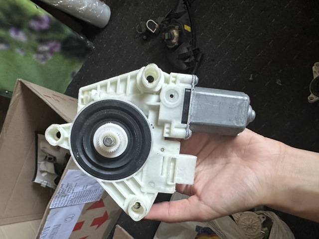Мотор стеклоподъемника двери передней, правой A2139069501 MERCEDES