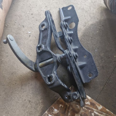 Правая петля капота  A2218800428 MERCEDES