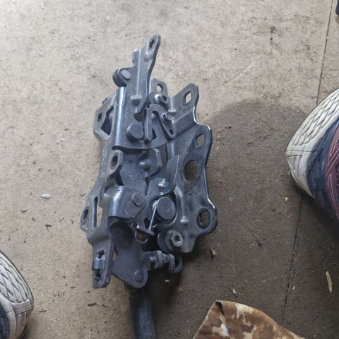 Шарнир капота правый A2228800228 MERCEDES