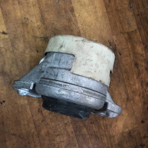 Левая подушка двигателя A2532402400 MERCEDES