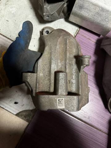 Кронштейн подушки (опоры) двигателя, левой A6512230004 MERCEDES