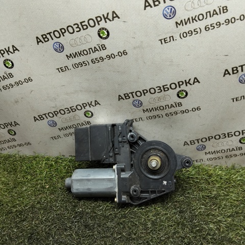 Мотор стеклоподъемника двери задней, левой 0130821697 VAG