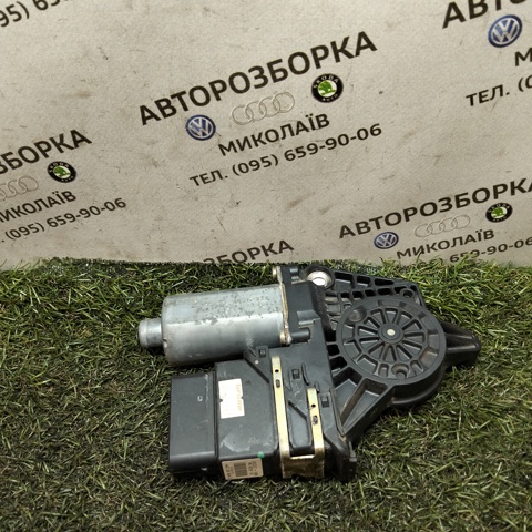 Моторчик стеклоподъемника двери задней, левой 0130821733 VAG