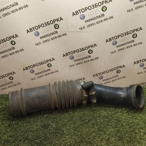 Патрубок дроссельной заслонки 050133354 VAG