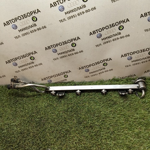 Рампа форсунок системы впрыска топлива 06A133317B VAG