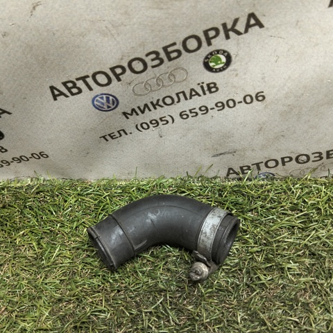 Патрубок вентиляции картерных газов 06B103493M VAG
