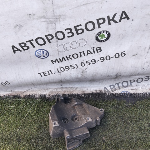 Кронштейн компрессора кондиционера 06B260885D VAG